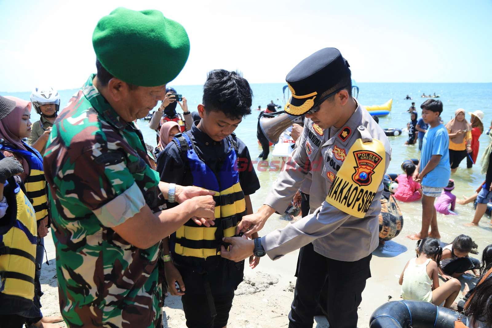 Sinergitas TNI Polri saat Gelar Pengamanan di Wisata Pasir Putih Dalegan, Minggu (30/4/2023).