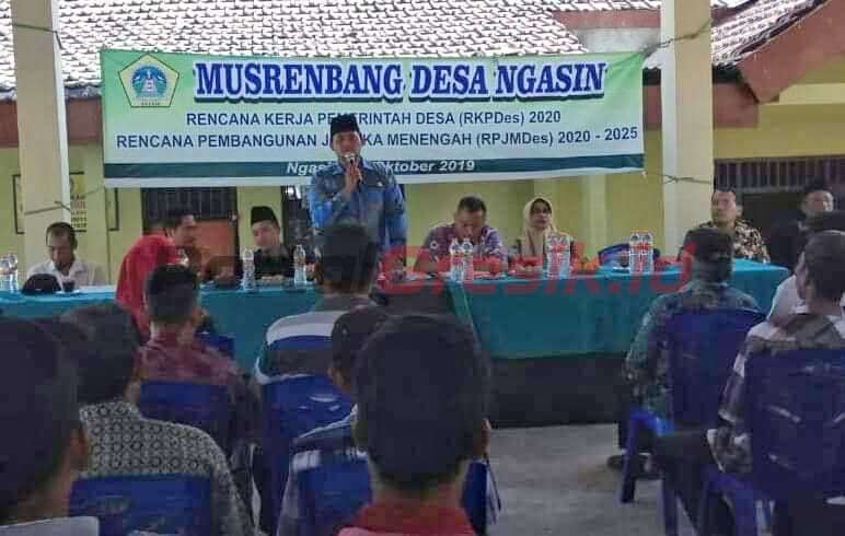 Syamsul Anwar, SH.MH, Kepala Desa (Kades) Ngasin, Kecamatan Balongpanggang Gresik Jawa Timur memimpin Musrenbangdes Ngasin.