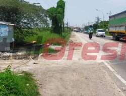 Material Tanah Berceceran Di Jalan Raya Banyutami Akibat Proyek Urukan, Anggota DPRD Gresik Minta Tinjau Ulang Izin Operasional