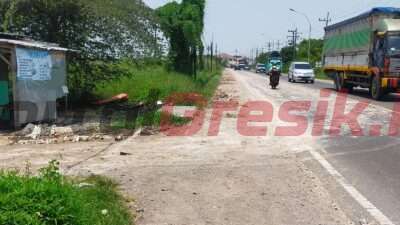 Terlihat jelas jalan kotor layaknya jalan Makadam. material tanah menutupi aspal sepanjang 100 meter lebih disisi kiri ke arah Manyar akibat proyek urukan., Senin (27/03/2023).