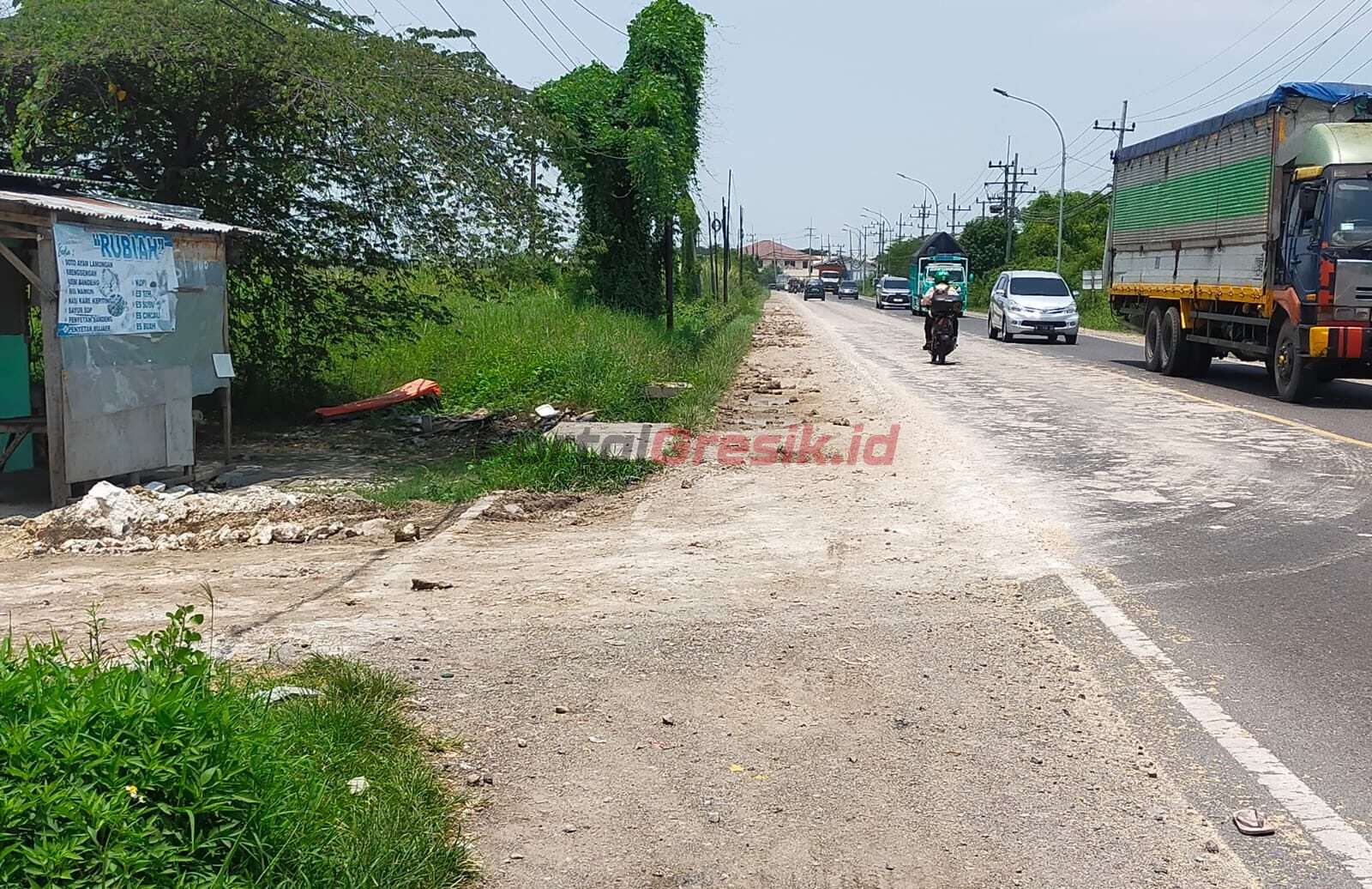 Terlihat jelas jalan kotor layaknya jalan Makadam. material tanah menutupi aspal sepanjang 100 meter lebih disisi kiri ke arah Manyar akibat proyek urukan., Senin (27/03/2023).