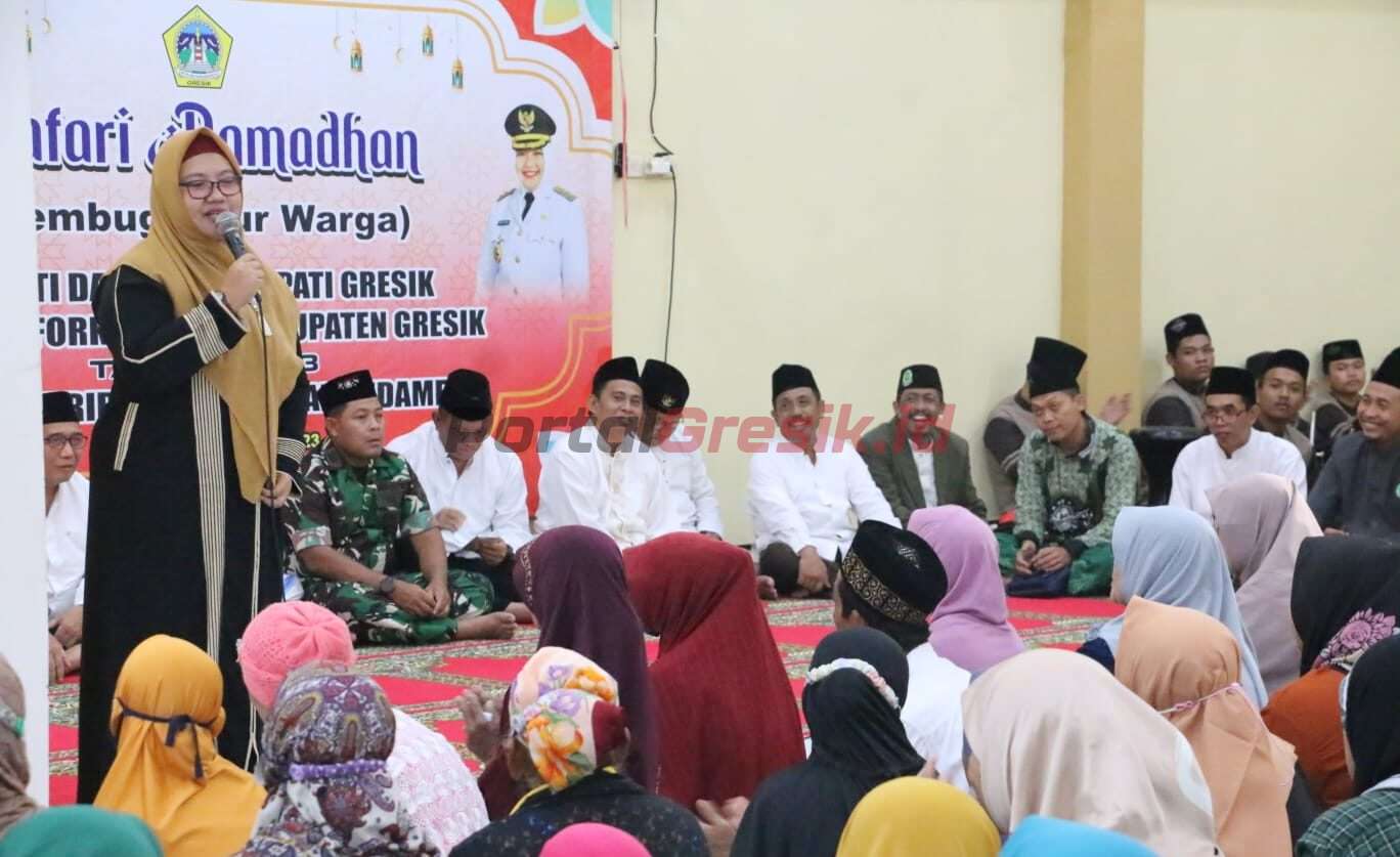 Wakil Bupati Gresik Aminatun Habibah saat memberikan sambutan dalam acara Rembug Aku di Desa Turirejo, Kecamatan Kedamean, Senin (10/04/2023).