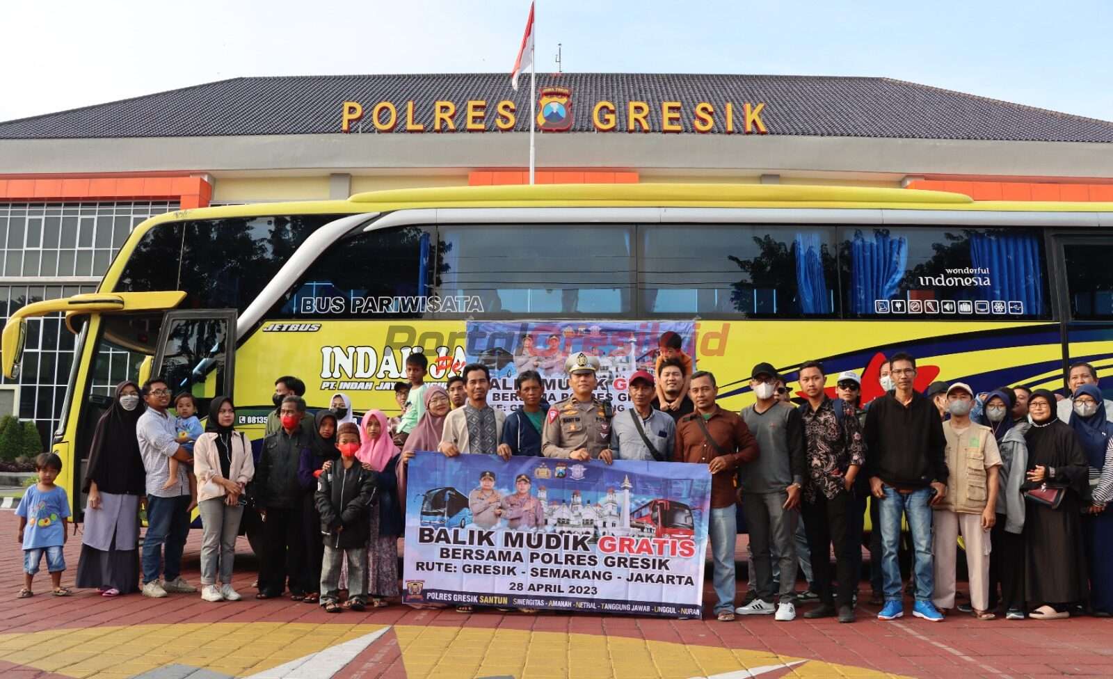 Warga Gresik yang akan mengikuti mudik gratis bersama Polres Gresik berkumpul di halaman Polres Gresik. Jumat (28/04/2023) pagi.
