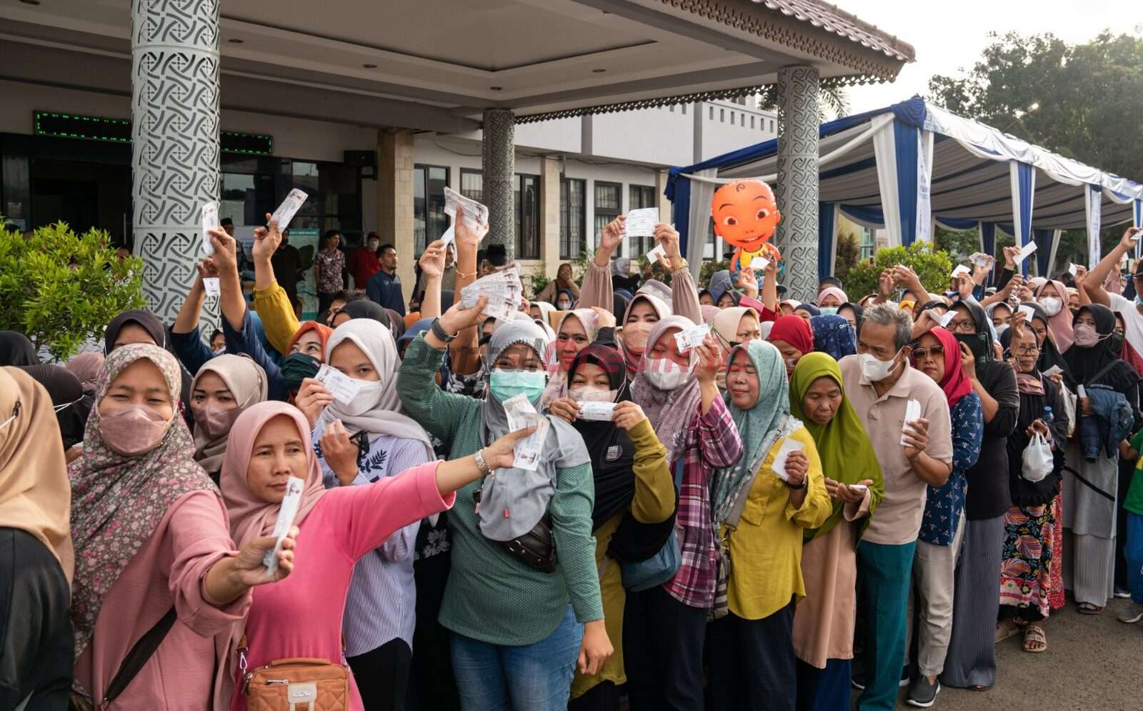 Warga antusias saat mengantri untuk menukarkan kupon sembako murah pada Safari Ramadan BUMN 2023 yang diselenggarakan oleh Kementerian BUMN dan SIG di halaman Kantor Kecamatan Pamulang, Tangerang Selatan, Banten, Kamis (6/4).