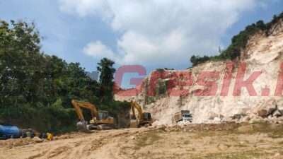 Aktivitas penambangan galian C batu kapur di Desa Prupuh, Kecamatan Panceng, Kabupaten Gresik, Jawa Timur.