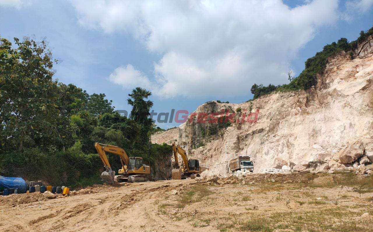 Aktivitas penambangan galian C batu kapur di Desa Prupuh, Kecamatan Panceng, Kabupaten Gresik, Jawa Timur.