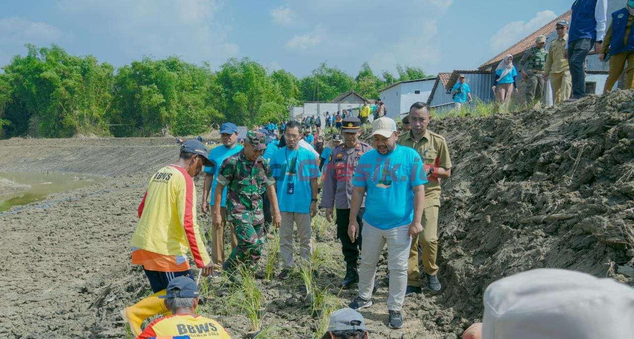 Bupati Gresik Fandi Ahmad Yani saat gotong royong bareng warga Desa Lundo, Kecamatan Benjeng, Gresik menanam 1.500 rumput vetiver di tanggul sungai Kali Lamong, Selasa (30/05/2023)