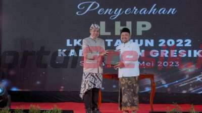 Bupati Gresik Fandi Ahmad Yani saat menerima LHP LKPD Kabupaten Gresik tahun anggaran 2022 diserahkan langsung oleh Kepala Perwakilan BPK RI Jawa Timur Karyadi, CFrA, CSFA kepada Bupati Gresik di kantor BPK Perwakilan Jatim, Sidoarjo, Kamis (25/5/2023).
