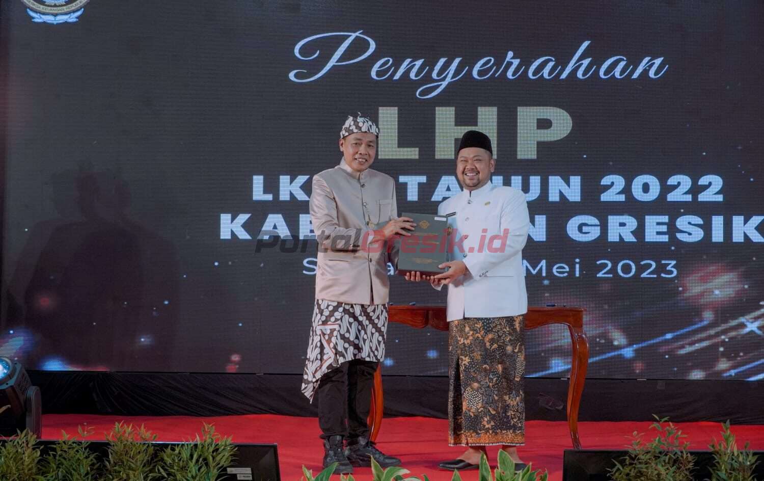 Bupati Gresik Fandi Ahmad Yani saat menerima LHP LKPD Kabupaten Gresik tahun anggaran 2022 diserahkan langsung oleh Kepala Perwakilan BPK RI Jawa Timur Karyadi, CFrA, CSFA kepada Bupati Gresik di kantor BPK Perwakilan Jatim, Sidoarjo, Kamis (25/5/2023).