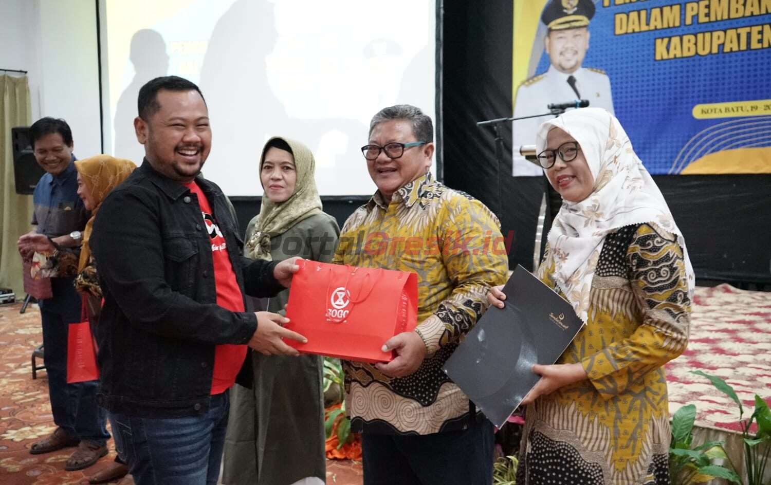 Bupati Gresik H. Fandi Akhmad Yani saat menghadiri kegiatan penguatan peran kecamatan dalam pembangunan desa di Kabupaten Gresik tahun 2023 di Hotel Jambuluwuk Kota Batu, Jum'at (18/5/2023) malam.