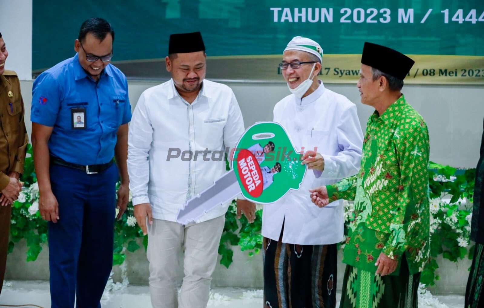 Bupati Gresik H. Fandi Akhmad Yani secara simbolis serahkan 5 unit kendaraan operasional untuk MWCNU Dukun, Senin (8/5/2023).