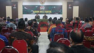 Dandim Gresik saat kegiatan Komunikasi Sosial (Komsos) bersama Asosiasi Kepala Desa (AKD) yang diselenggarakan di Lantai 2 Aula Makodim Gresik, Jl. R.A. Kartini Gresik, Jumat (19/5/2023) malam.