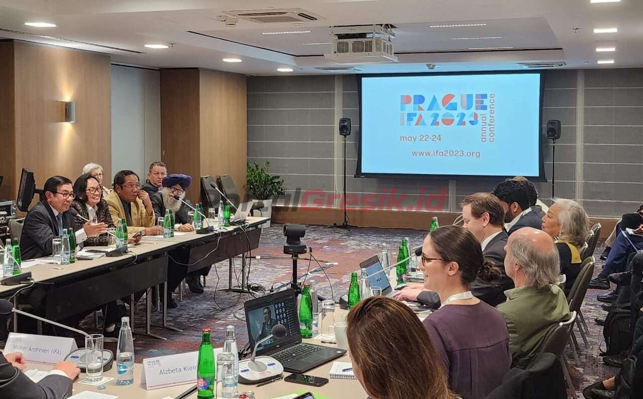 Dirut PG, Dwi Satriyo Annurogo (paling kiri) saat Menyampaikan Materi pada International Fertilizer Association (IFA) Annual Conference 2023 di Praha, Republik Ceko