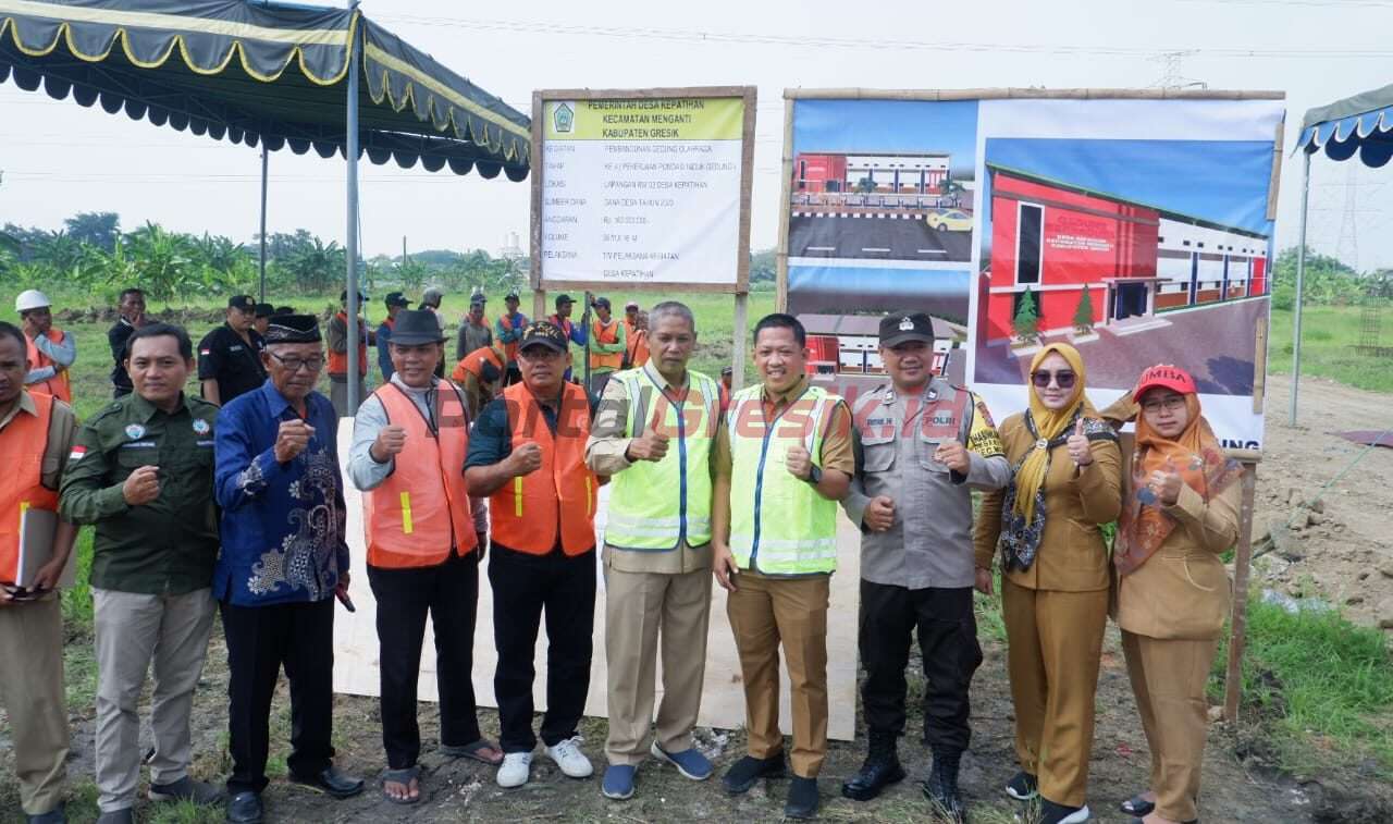 Forkopimcam Kecamatan Menganti saat menghadiri peletakan batu pertama pembangunan gedung serba guna untuk olah raga, Senin (08/05/2023).