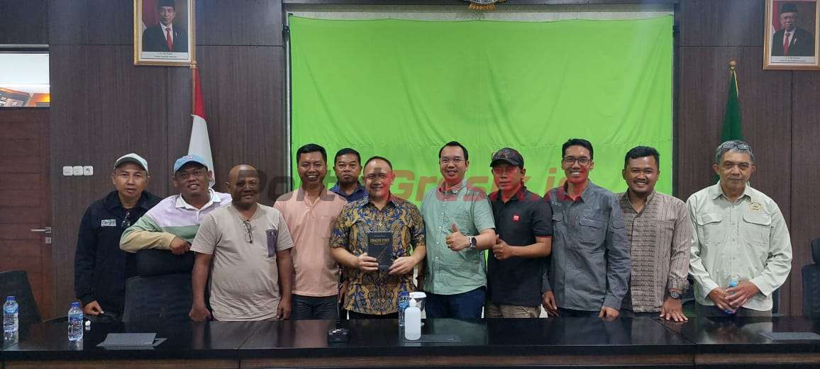 Foto bersama Kepala Kejaksaan Negeri (Kajari) Gresik Nana Riana dengan Komunitas jajaran pengurus Komunitas Wartawan Gresik (KWG), Jumat (19/5/23).