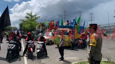 Jajaran Polres Gresik saat melakukan pengamanan massa aksi dalam rangka memperingati Hari Buruh Internasional, Senin (1/05/2023).