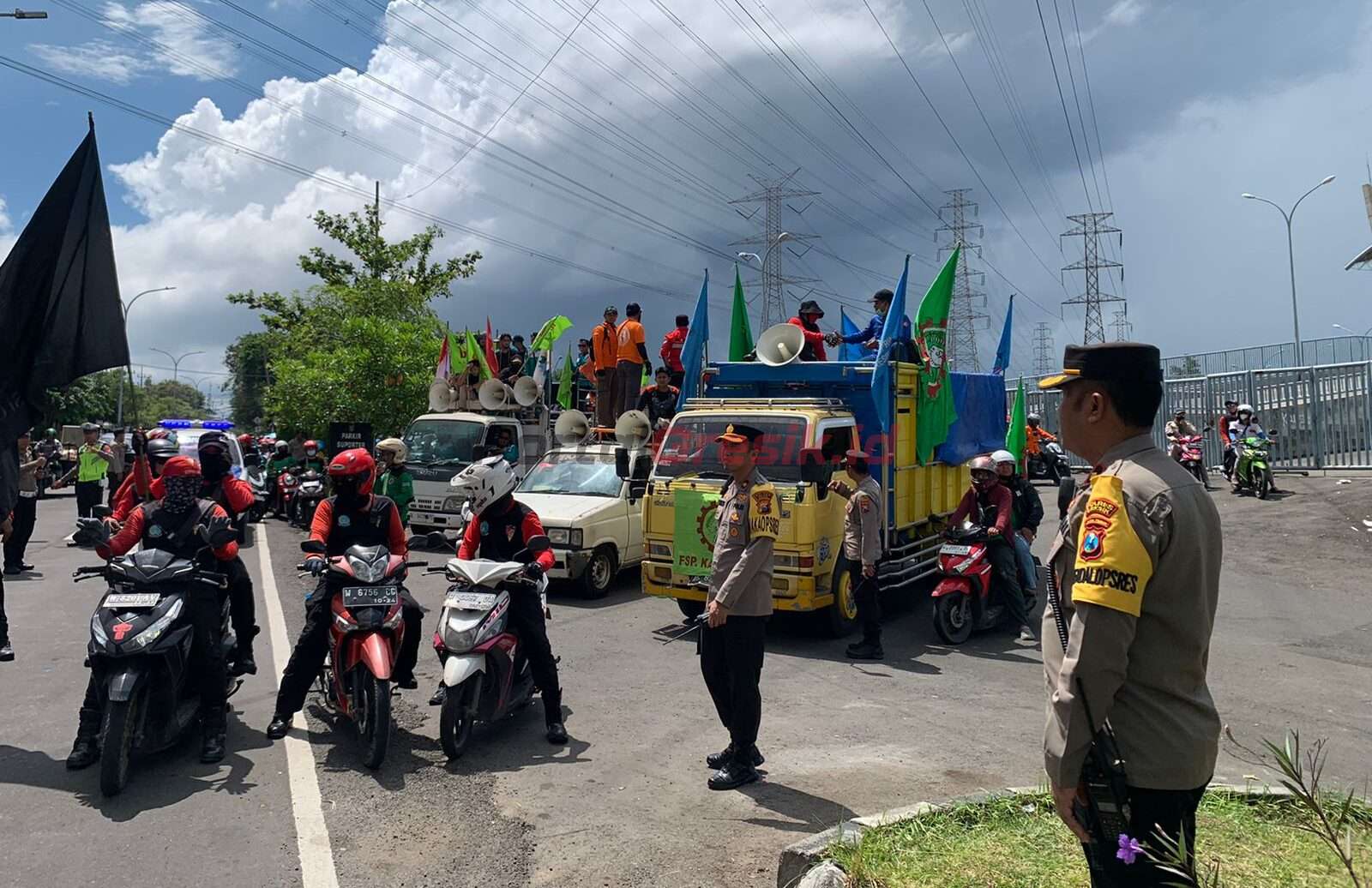 Jajaran Polres Gresik saat melakukan pengamanan massa aksi dalam rangka memperingati Hari Buruh Internasional, Senin (1/05/2023).