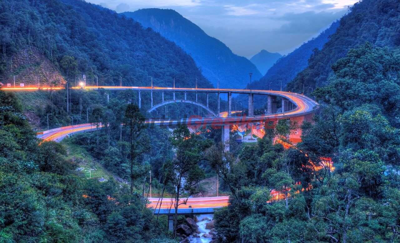 Jembatan Kelok Sembilan, Payakumbuh, Sumatra Barat, dibangun menggunakan produk dari SIG.