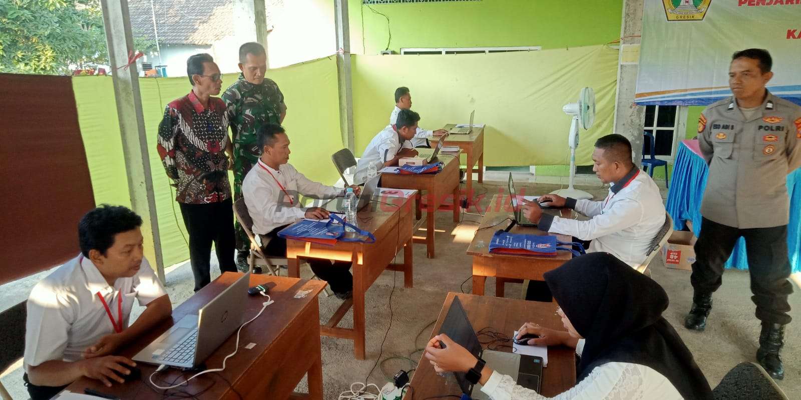 Kades Wadeng Imam Khoiri bersama Muspika Kecamatan Sidayu saat meninjau pelaksanaan tes ujian P3D di balai Desa Wadeng, Kamis (25/05/2023).