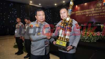 Kapolres Gresik AKBP Adhitya Panji Anom saat menerima penghargaan peringkat 1 satker terbaik bulan Maret langsung dari Kapolda Jatim Irjen Pol Toni Harmanto di Jember, Rabu (10/5/2023).