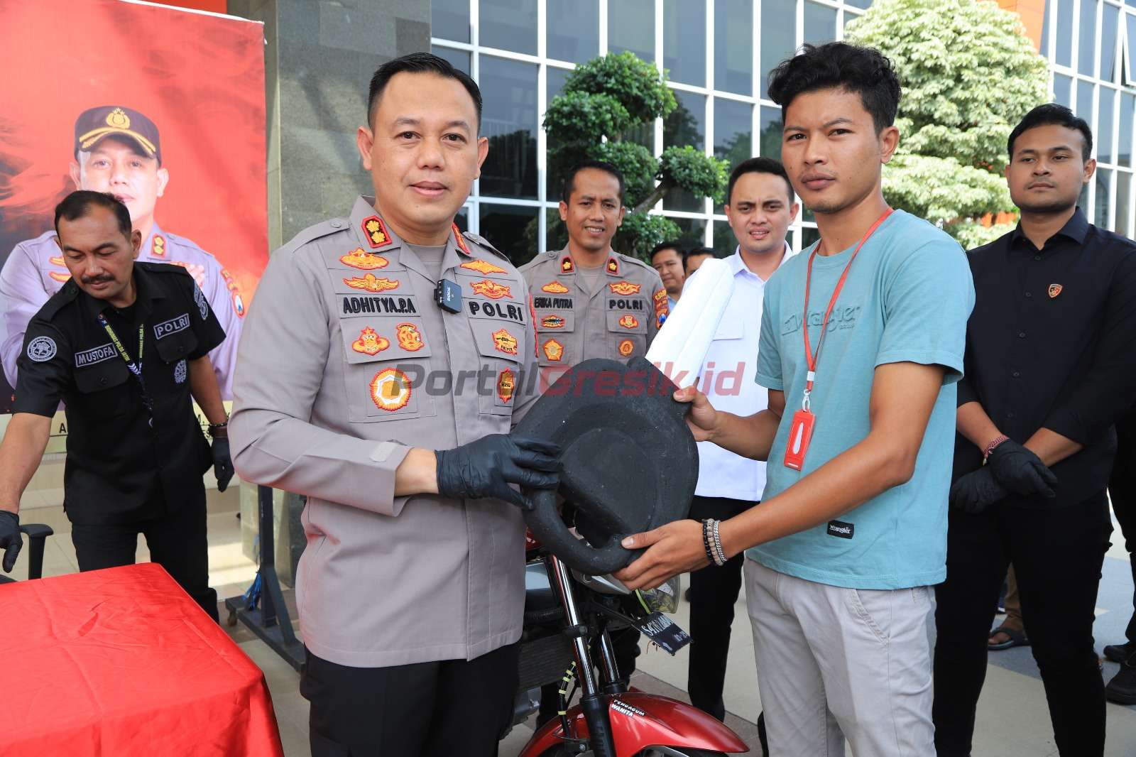 Kapolres Gresik AKBP Adhitya Panji Anom saat mengembalikan sepeda motor hasil curian kepada pemiliknya, Selasa (09/05/2023).