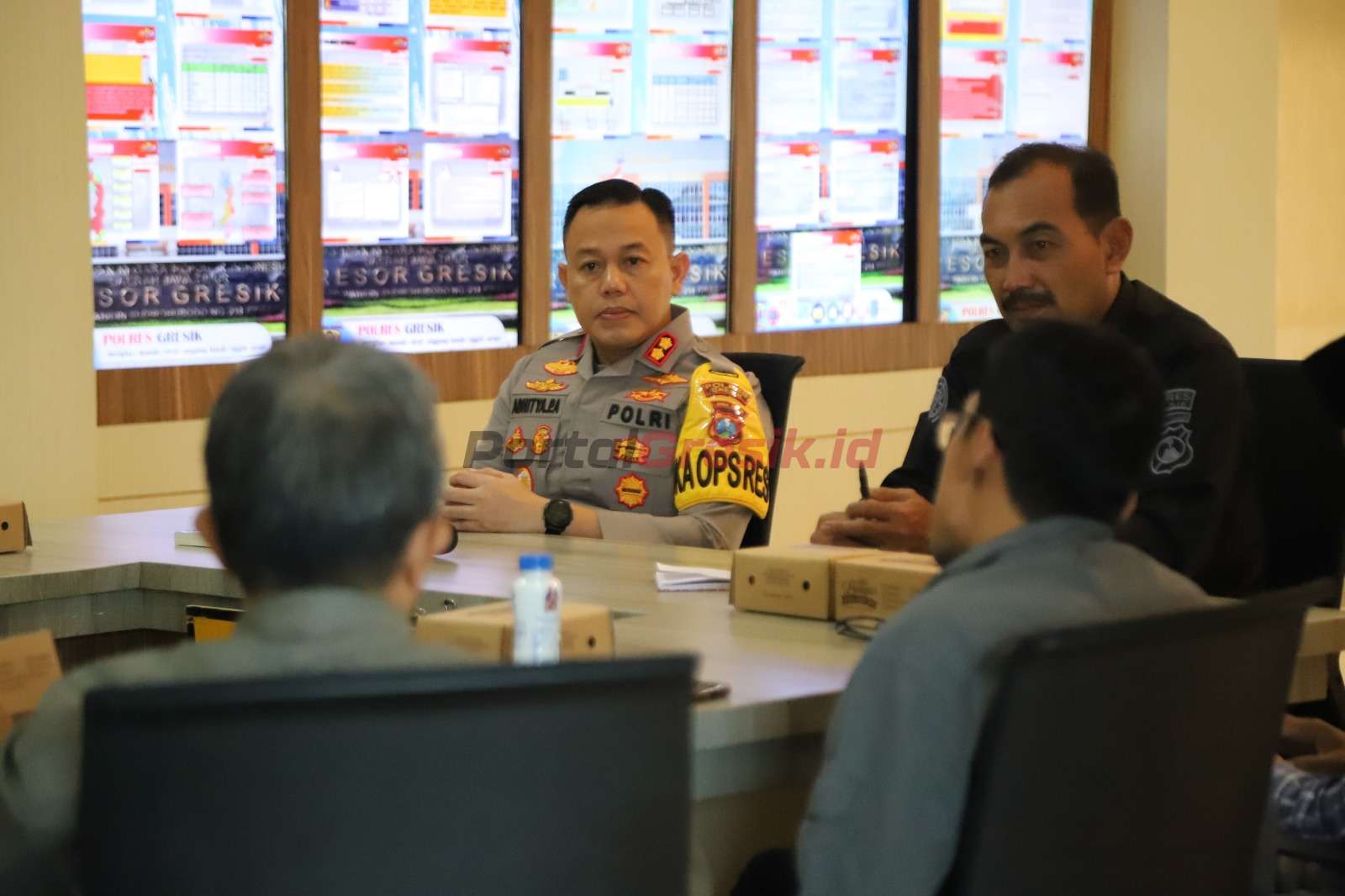 Kapolres Gresik saat lakukan audiensi dengan pengurus dan anggota Komunitas Wartawan Gresik (KWG), bertempat di Aula Humas Polres Gresik, Rabu (24/5/2023).