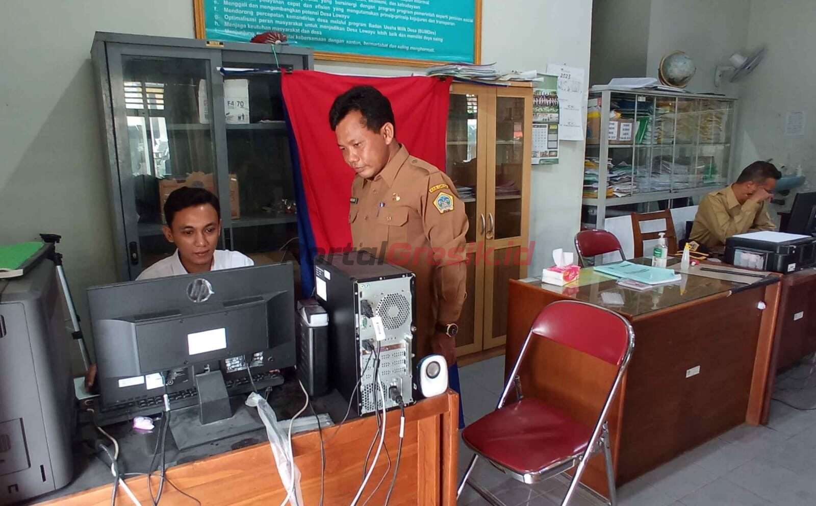 Kepala Desa Amin Iskandar, S.Sos.I, Pemdes Lowayu saat meninjau proses pelayanan kepada masyarakat, Selasa (23/5/2023).