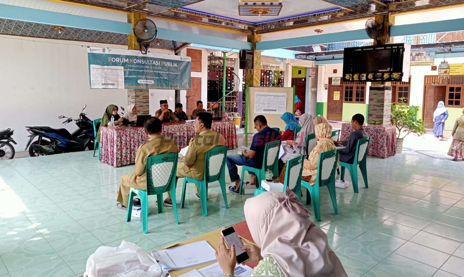 Kepala Desa Bunderan Sidayu Safi’I saat membuka FKP Regsosek BPS di Balai Desa Bunderan, Selasa (16/05/2023).