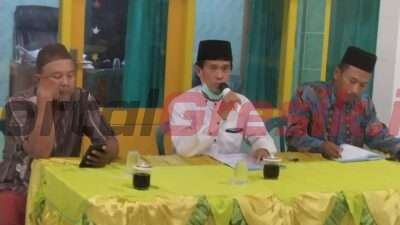 Kepala Desa Pejangganan Kecamatan Manyar Kabupaten Gresik, Jawa Timur, Syaikhuddin (tengah) saat memimpin rapat Desa.