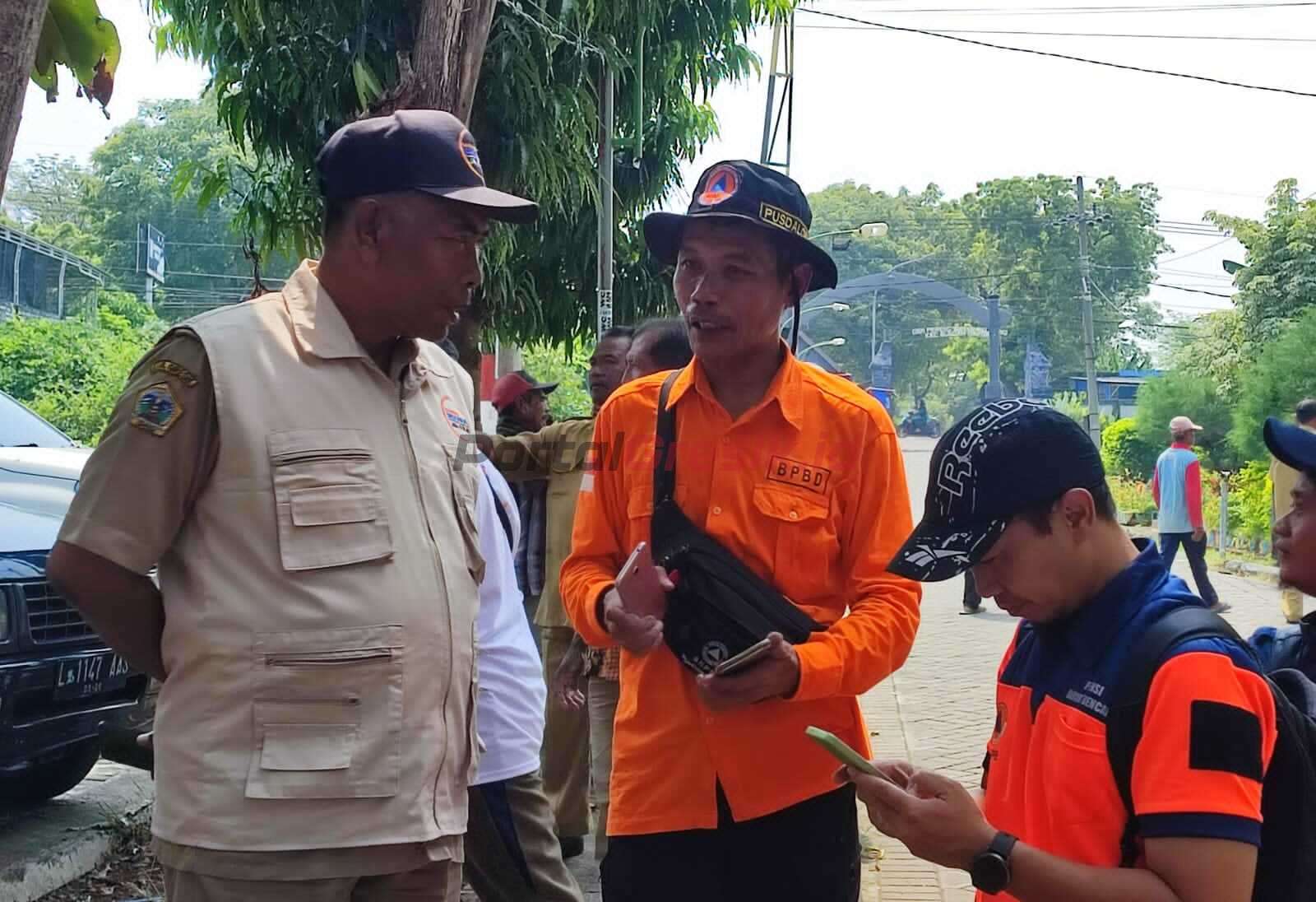 Kepala Desa Sidorejo Abdul Khamid bersama BPBD Gresik saat lakukan pelatihan simulasi mitigasi bencana