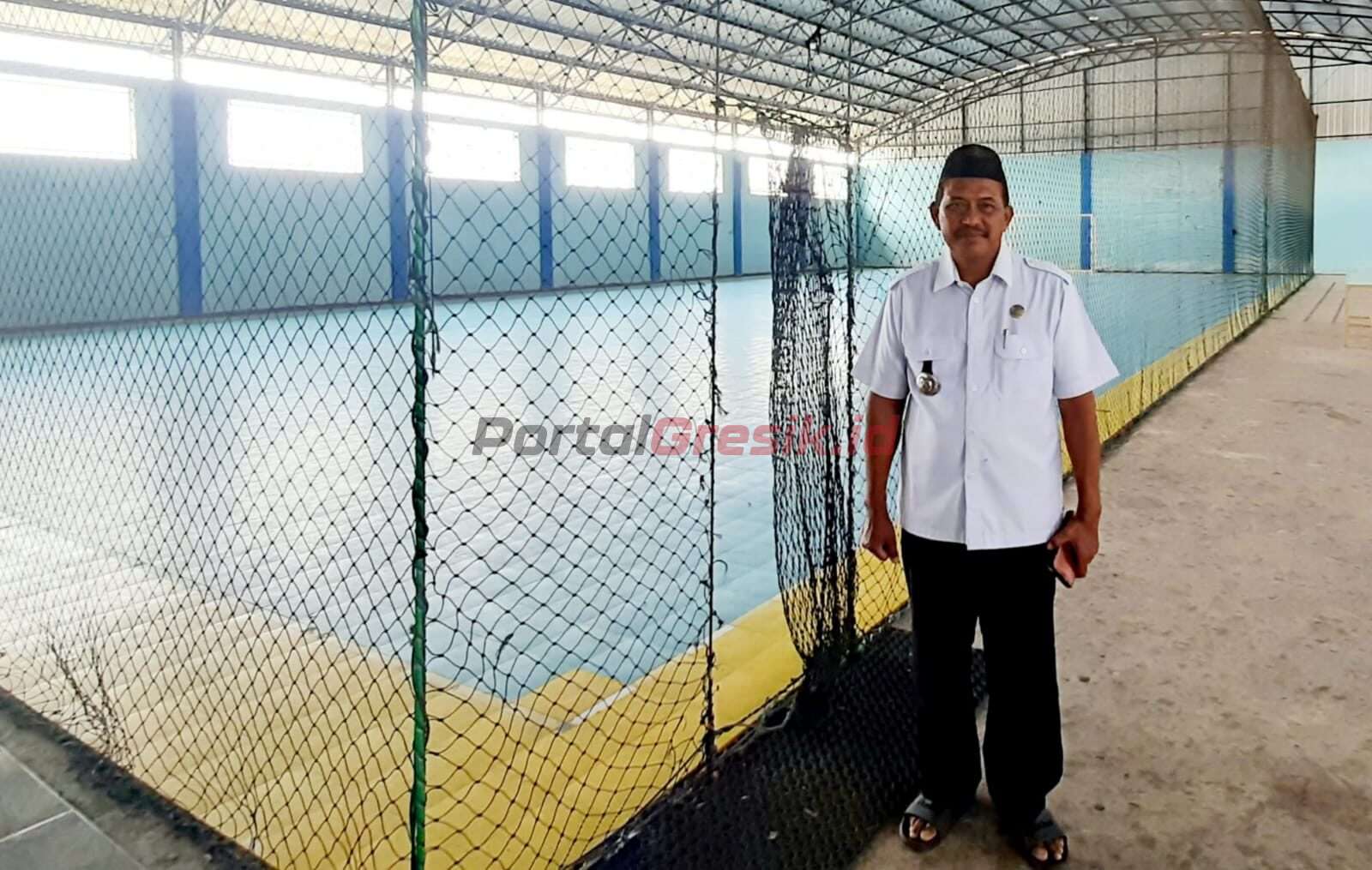 Kepala Desa Tirem Kecamatan Duduksampean, Sutopo S.Ag. memperlihatkan kondisi lapangan Futsal yang menjadi sumber PADes bagi Desa