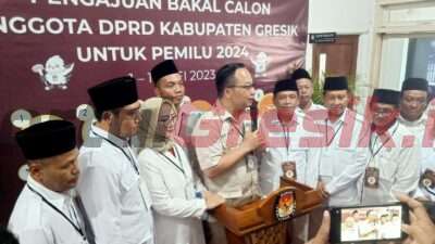 Ketua DPC Gerindra Gresik Asluchul Alif bersama jajaran saat konferensi pers usai menyerahkan berkas pendaftaran Bacaleg Pemilu 2024 ke KPU Gresik, Minggu (14/05/2024).