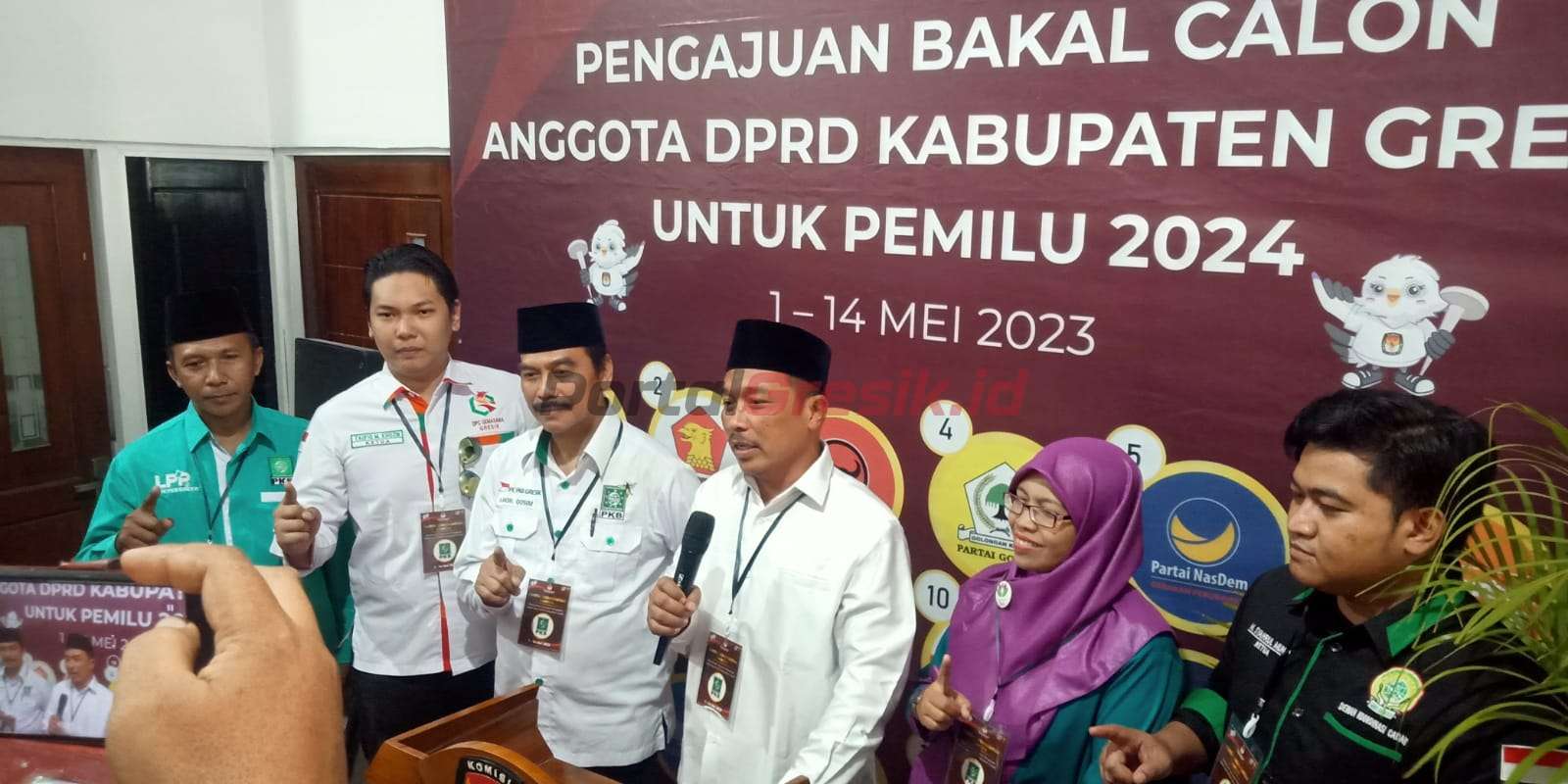 Ketua DPC PKB Gresik Abdul Qodir saat konferensi pers usai menyerahkan berkas Bacaleg di kantor Komisi Pemilihan Umum (KPU), Sabtu (13/5/2023).