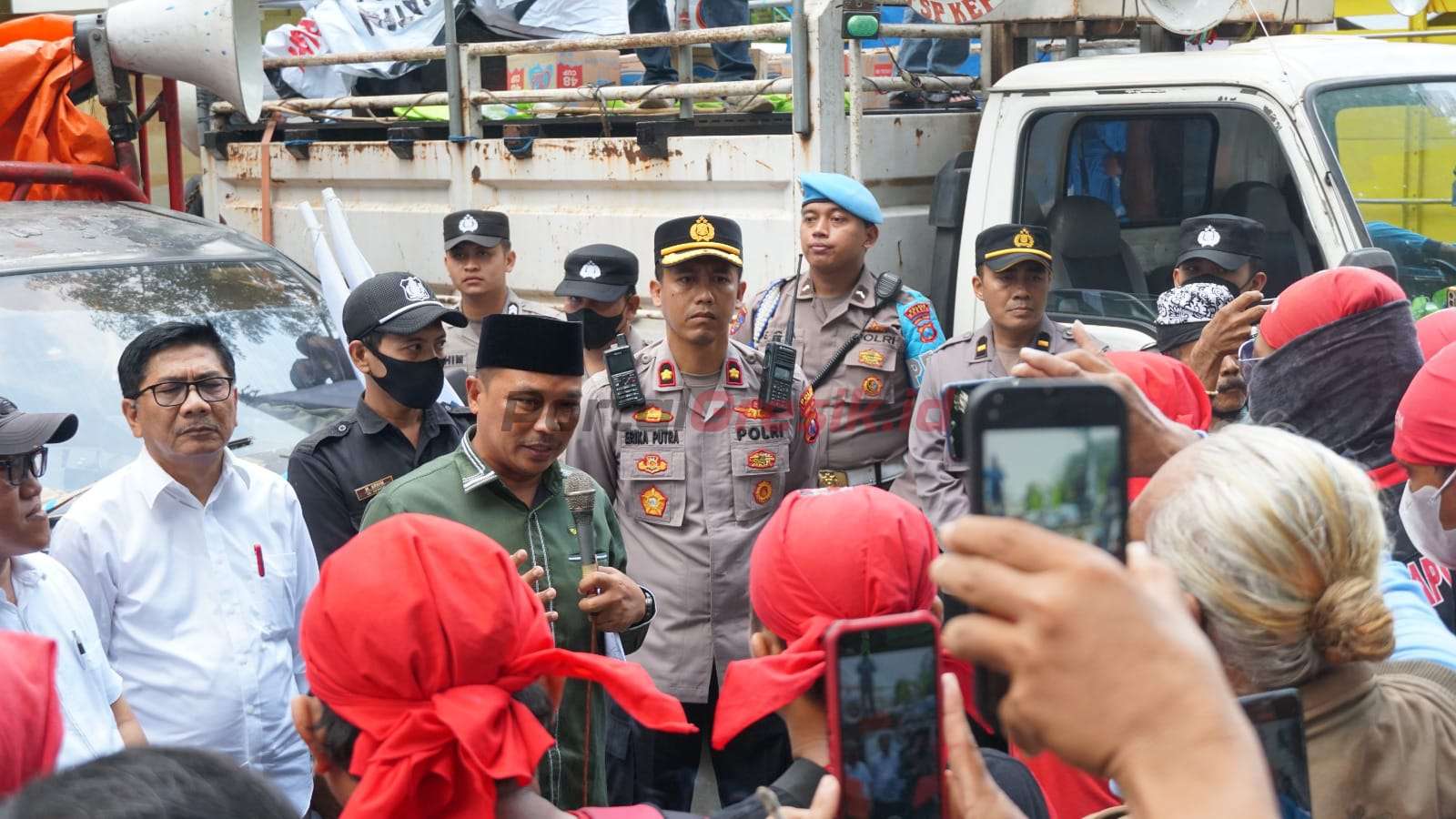 Ketua DPRD Gresik Abdul Qodir didampingi Ketua Komisi IV Mohammad saat menemui massa buruh di depan kantor DPRD Gresik, Kamis (4/05/2023).