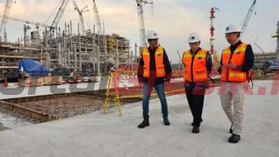 Wakil Presiden Direktur PTFI Jenpino Ngabdi (kanan) menjelaskan progres pembangunan smelter PTFI kepada Staf Ahli Bidang Hubungan Antarlembaga Kementerian Luar Negeri Muhsin Syihab (tengah), didampingi Vice President Government Relations and Smelter Technical Support PTFI, Harry Pancasakti (kiri) saat mengunjungi proyek pembangunan smelter di Kawasan Ekonomi Khusus (KEK) Gresik, Jawa Timur, pada Rabu (24/5) sore.
