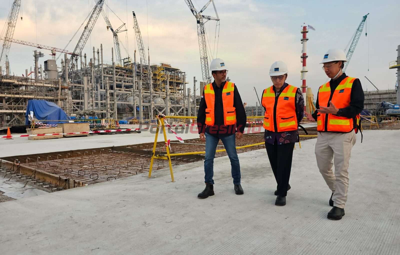 Wakil Presiden Direktur PTFI Jenpino Ngabdi (kanan) menjelaskan progres pembangunan smelter PTFI kepada Staf Ahli Bidang Hubungan Antarlembaga Kementerian Luar Negeri Muhsin Syihab (tengah), didampingi Vice President Government Relations and Smelter Technical Support PTFI, Harry Pancasakti (kiri) saat mengunjungi proyek pembangunan smelter di Kawasan Ekonomi Khusus (KEK) Gresik, Jawa Timur, pada Rabu (24/5) sore.