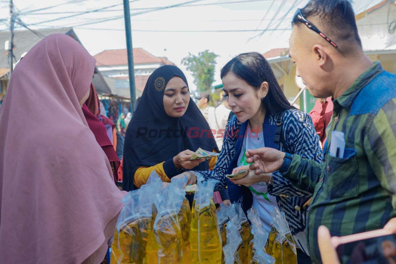 Operasi Pasar di dua kecamatan di Pulau Bawean, hari Rabu (17/05/2023).