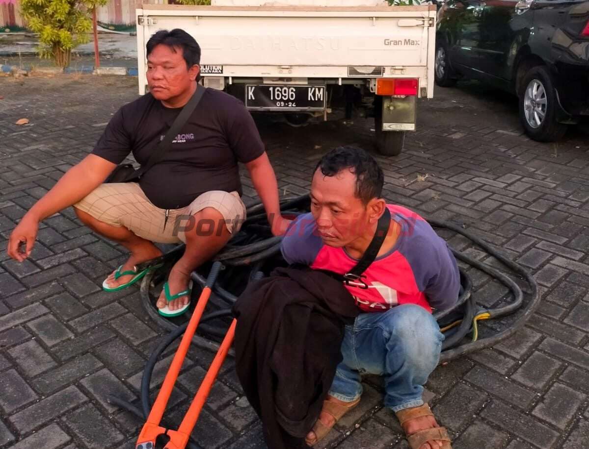 Pelaku berinisial HS asal Merakkurak Tuban dan MS asal Senoro Tuban ditangkap polisi usai kepergok mencuri kabel curian dari PT Dayasa pada dinihari, Kamis (18/5/2023).