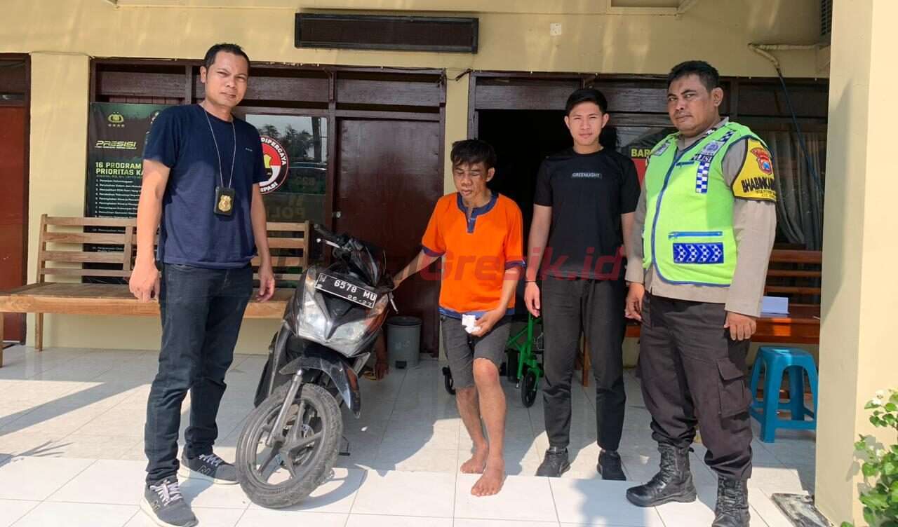 Pelaku pencurian bernama AA (43th) asal Kota Bandarlampung saat diamankan Polsek Kecamatan Dukun, Kamis (18/05/2023).