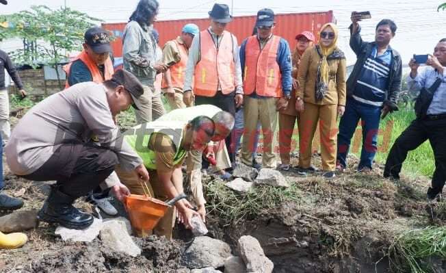 Kepala Desa Kepatihan Menganti saat melakukan peletakan batu pertama pembangunan gedung serba guna untuk olah raga, Senin (08/05/2023).