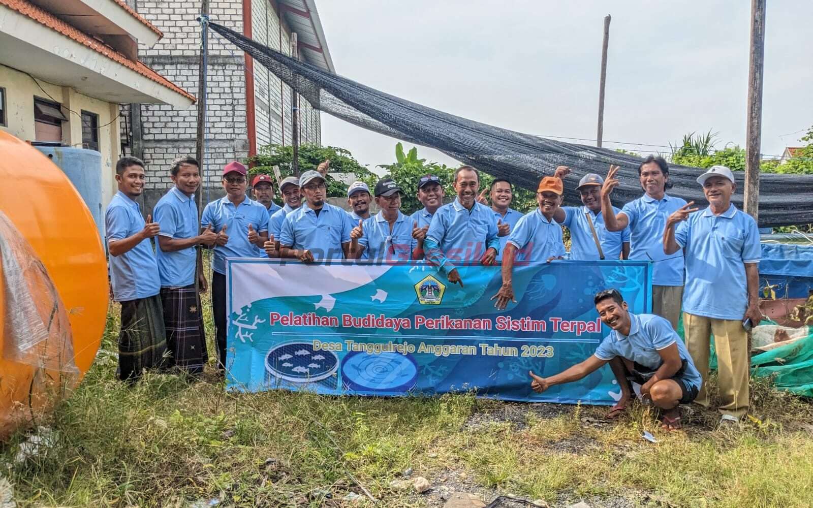 Pemdes Tanggulrejo Kecamatan Manyar Gresik mengoptimalkan dana desa (DD) dengan menyelenggarakan pelatihan perikanan budidaya bandeng di kolam terpal, Selasa (9/5/2023).
