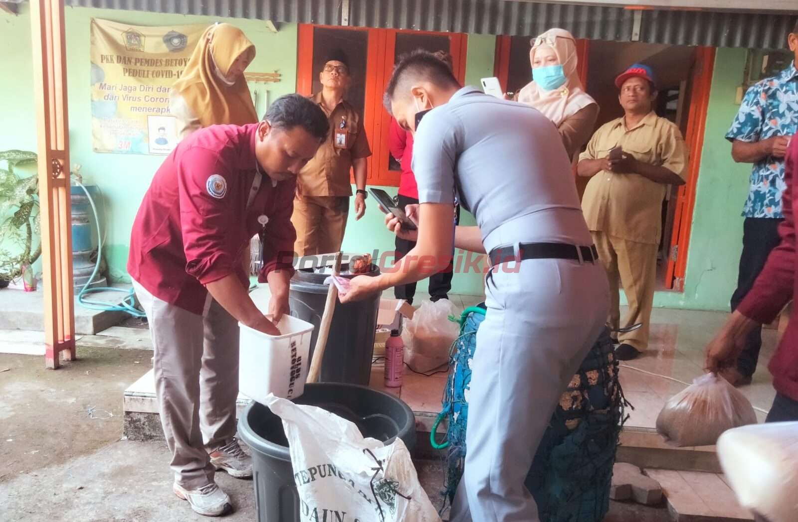 Pemerintah Desa (Pemdes) Betoyoguci Kecamatan Manyar, Gresik saat menggelar pelatihan pembuatan pupuk alternatif.berbaham dedak padi, Selasa (30/5/2023).