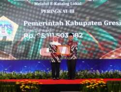 Sukses Dorong Belanja Barang dan Jasa Secara Elektronik, Bupati Gresik Terima Penghargaan E-Purchasing dari Pemprov Jatim