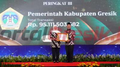 Sukses Dorong Belanja Barang dan Jasa Secara Elektronik, Bupati Gresik Terima Penghargaan E-Purchasing dari Pemprov Jatim