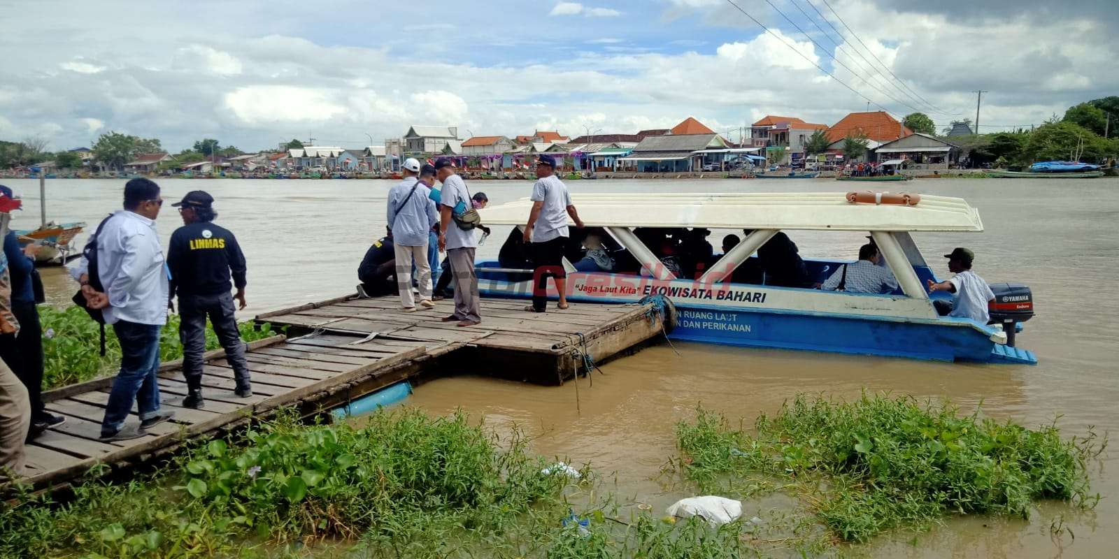 Peserta kunjungan studi DAK Integrasi 67 perwakilan Kabupaten Kota se Indonesia saat menyebrang di pelabuhan ujung timur Desa Randuboto Gresik, Rabu (10/5/2023).