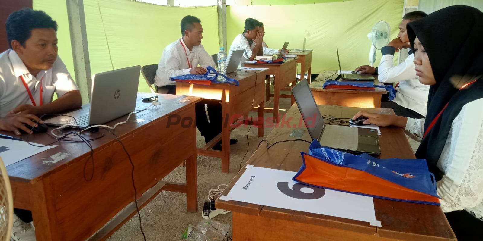 Peserta ujian P3D sedang serius mengerjakan soal ujian dari penguji Sekolah Tinggi Ilmu Ekonomi (STIE) Pemuda Surabaya, Kamis (25/05/2023).