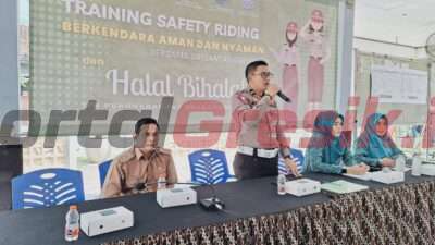 Polres Gresik melalui Satlantas Sosialisasi dan Kampanye Keselamatan Berlalu Lintas kepada Ibu-ibu PKK Desa Yosowilangun Kecamatan Manyar Kabupaten Gresik. Selasa (16/05/2023)