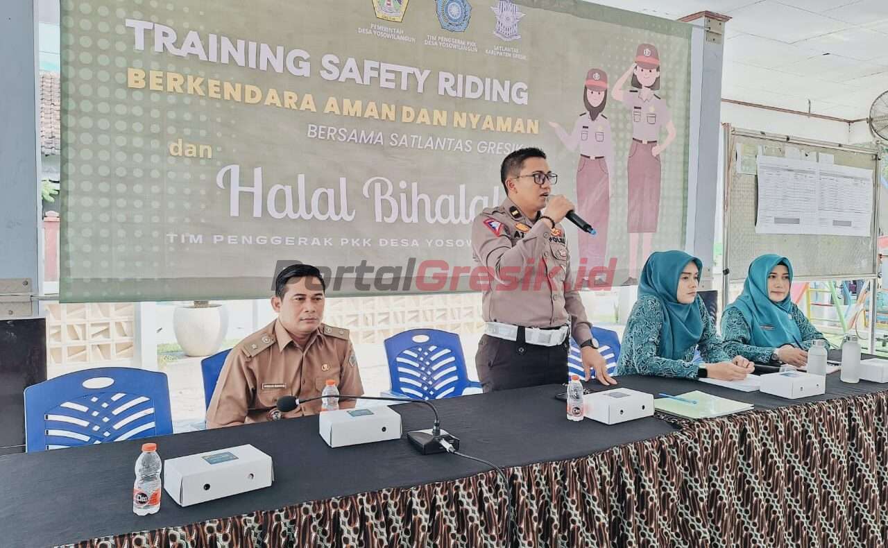 Polres Gresik melalui Satlantas Sosialisasi dan Kampanye Keselamatan Berlalu Lintas kepada Ibu-ibu PKK Desa Yosowilangun Kecamatan Manyar Kabupaten Gresik. Selasa (16/05/2023)