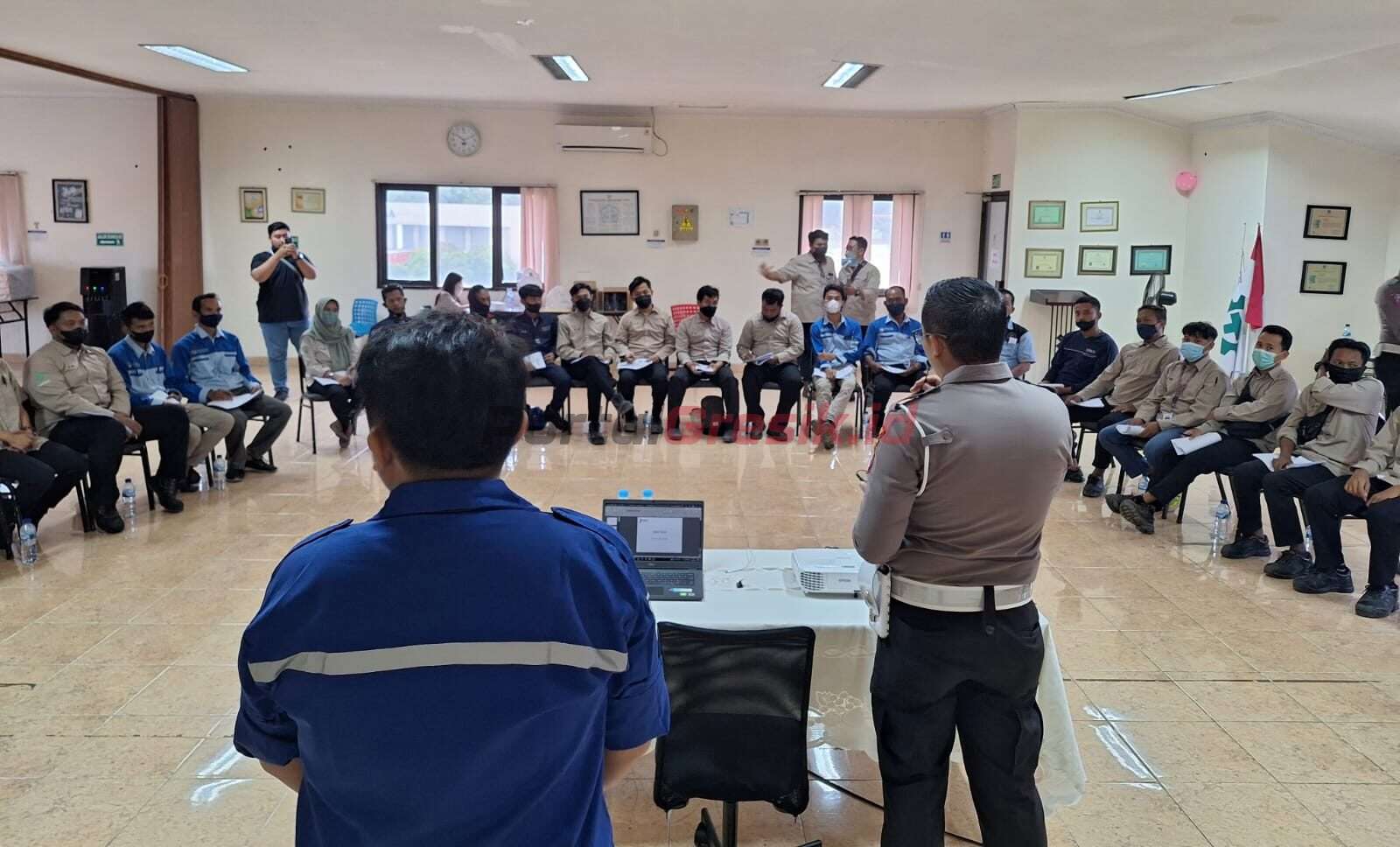 Satlantas Polres Gresik menggandeng Rumah Sakit Petrokimia Gresik menggelar pelatihan safety riding dan PPGD (penanganan pertama kegawatdaruratan).Kamis (11/05/2023).