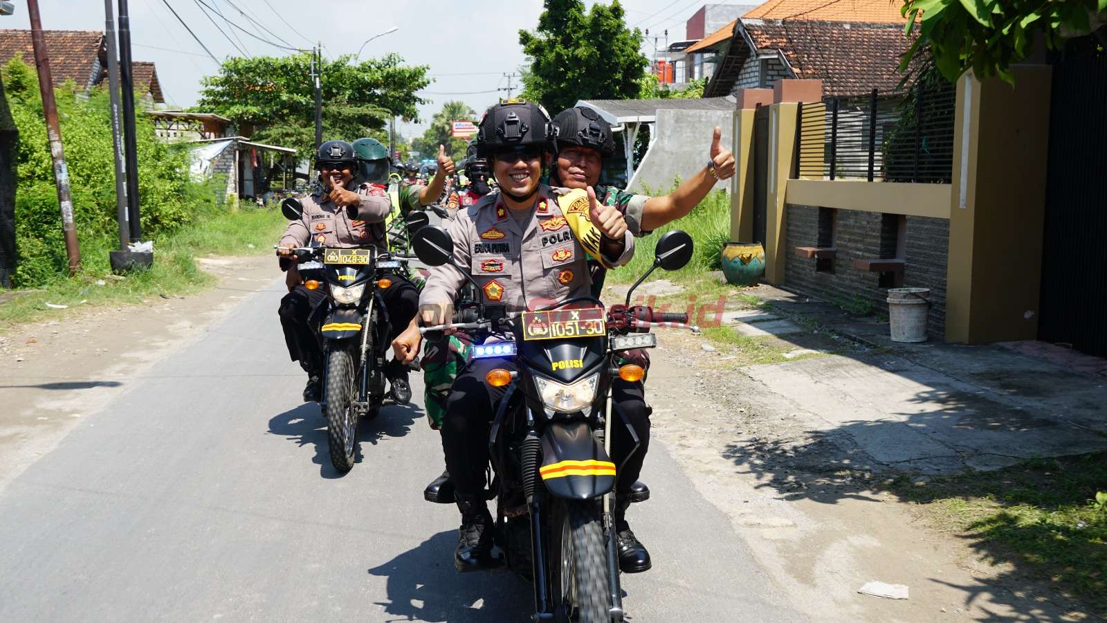 Wakapolres Gresik Kompol Erika Purwana Putra saat pimpin patroli beberapa Personel TNI-Polri di Wilayah hukum Kabupaten Gresik, Kamis (04/05/2023).